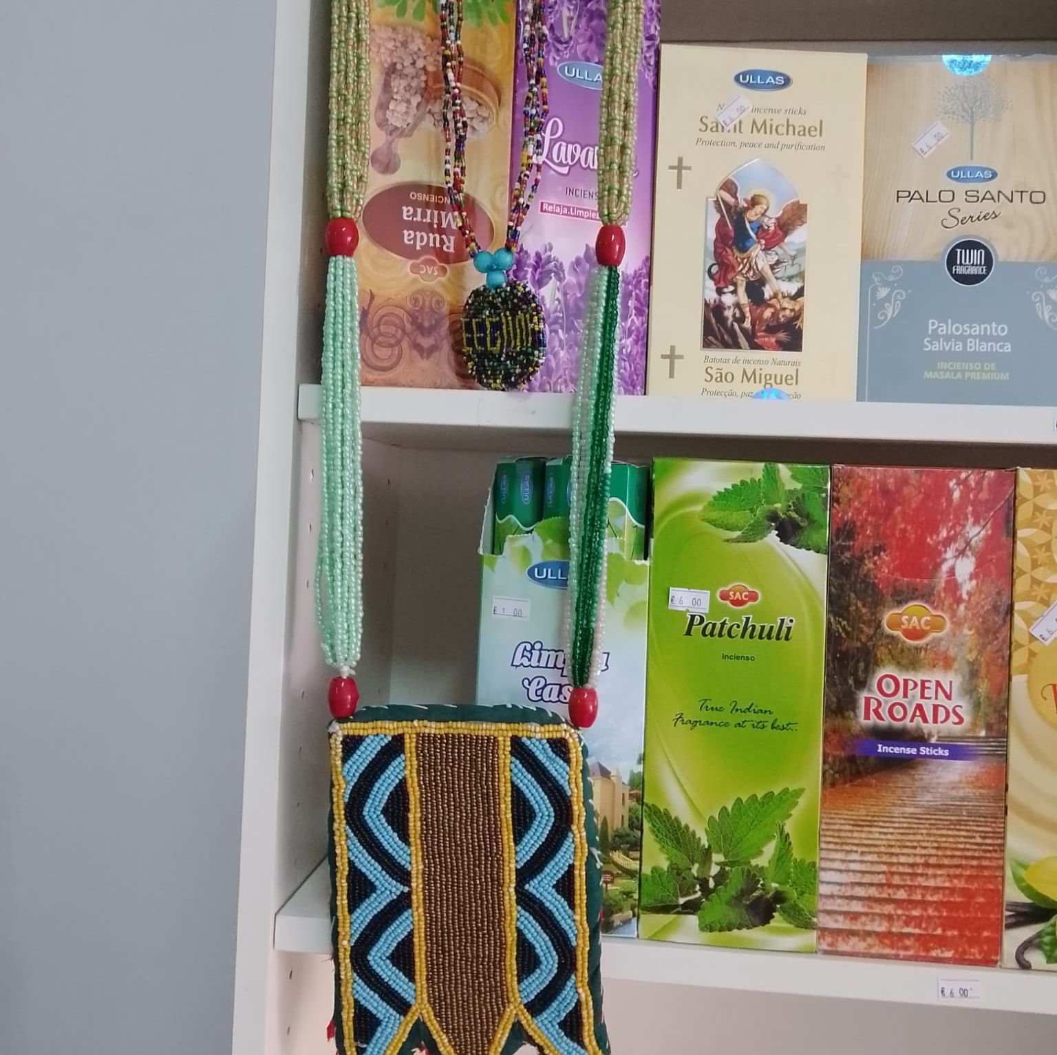 Baba Orisanla estanteria con productos
